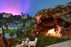 Presepe-2024-Uno-di-noi-e-Dio-lEmanuele-4